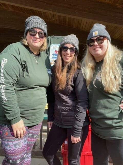 Partners selling T-Shirts 